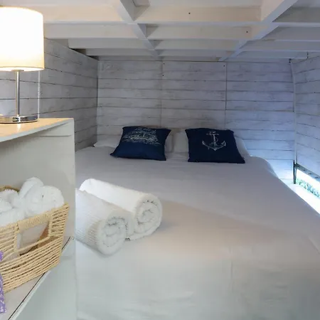 Unique In Barcelona ! Catamaran With A Private Swimming Pool 船上ホテル サン・アドリア・デ・ベソス