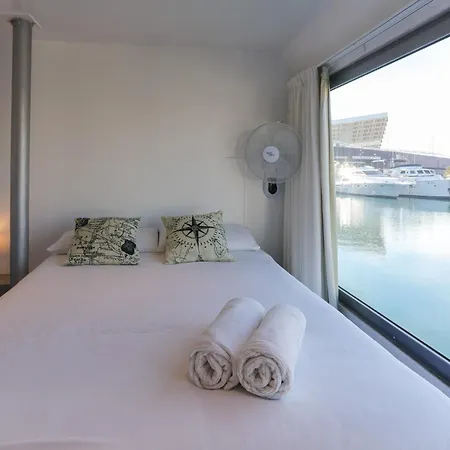 Bateau-hôtel Unique In Barcelona ! Catamaran With A Private Swimming Pool Sant Adrià de Besòs