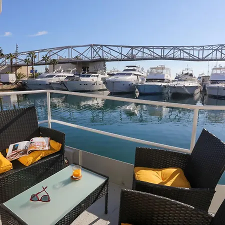 船上ホテル Unique In Barcelona ! Catamaran With A Private Swimming Pool