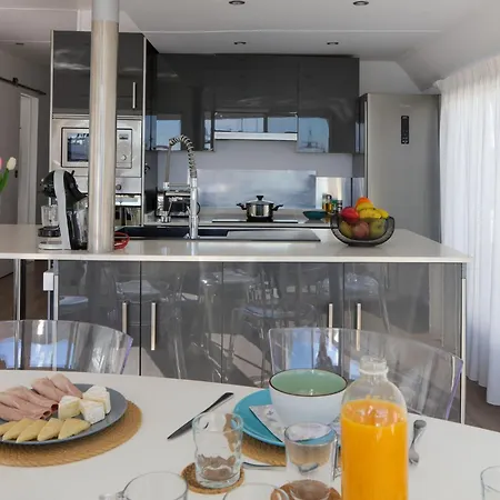 船上ホテル Unique In Barcelona ! Catamaran With A Private Swimming Pool *