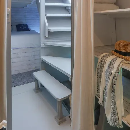 Unique In Barcelona ! Catamaran With A Private Swimming Pool 船上ホテル *