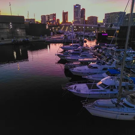 船上ホテル Unique In Barcelona ! Catamaran With A Private Swimming Pool *
