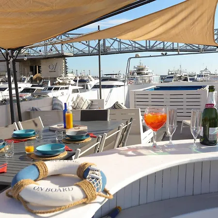 Bateau-hôtel Unique In Barcelona ! Catamaran With A Private Swimming Pool